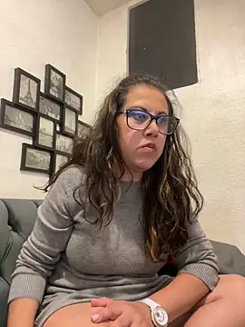 MirandaLatinaLovely online show from November 16, 4:06 am