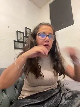 MirandaLatinaLovely online show from December 21, 4:25 am