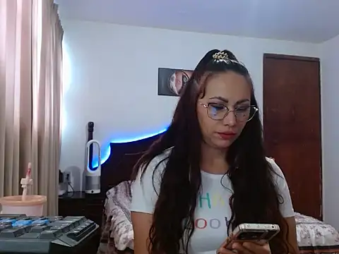 AloLovely  online show from April 24, 7:27 pm