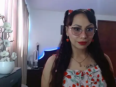 AloLovely  online show from March 25, 8:30 pm