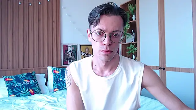 Snapshot of William_Henry_ chatting on February 13, 8:14 am William Henry online show from February 13, 8:14 am