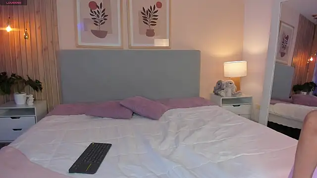 AlannaRussell  online show from March 28, 8:10 pm