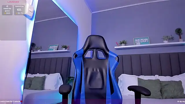 Snapshot of alessia_leroy chatting on October 27, 7:59 pm alessia leroy online show from October 27, 7:59 pm