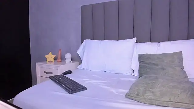 Snapshot of alessia_leroy chatting on March 21, 10:50 pm alessia leroy online show from March 21, 10:50 pm