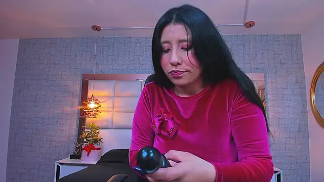 Nohemi louse online show from March 27, 6:20 pm