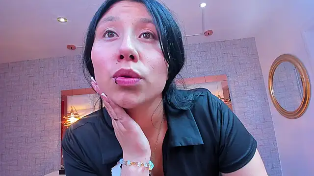 Nohemi louse online show from May 6, 7:29 pm