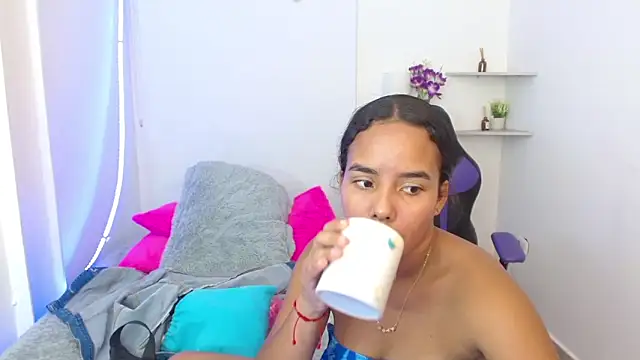 Snapshot of Roxy_Stonee chatting on March 17, 7:15 pm Roxy Stonee online show from March 17, 7:15 pm