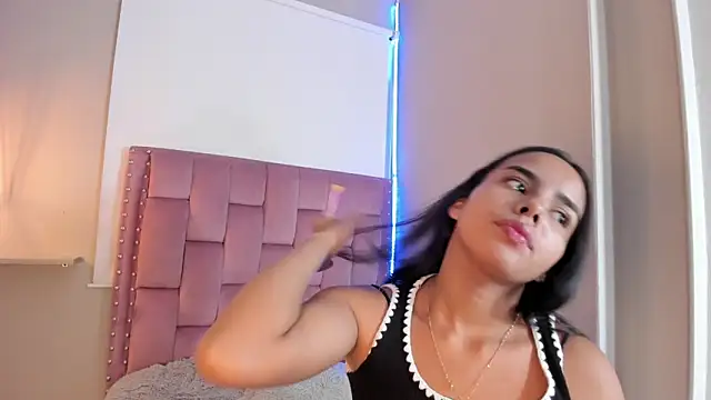 Roxy Stonee online show from March 11, 7:30 pm