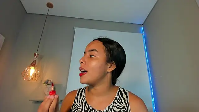 Snapshot of Roxy_Stonee chatting on June 22, 7:11 pm Roxy Stonee online show from June 22, 7:11 pm