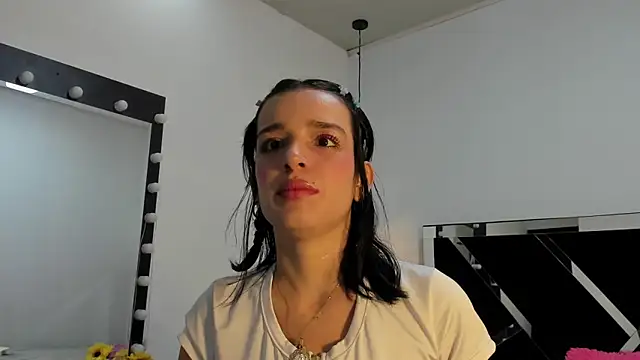 Snapshot of Annyrosee chatting on March 6, 8:37 pm Annyrosee online show from March 6, 8:37 pm