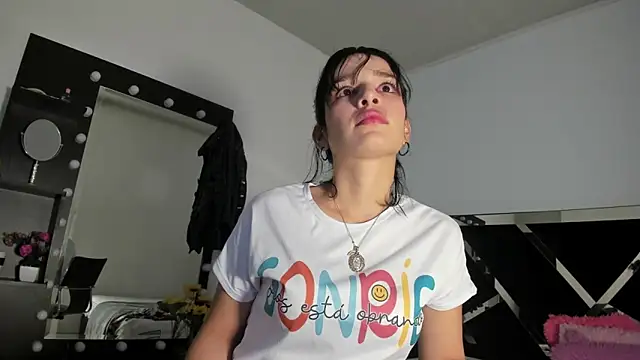 Snapshot of Annyrosee chatting on March 4, 8:27 pm Annyrosee online show from March 4, 8:27 pm