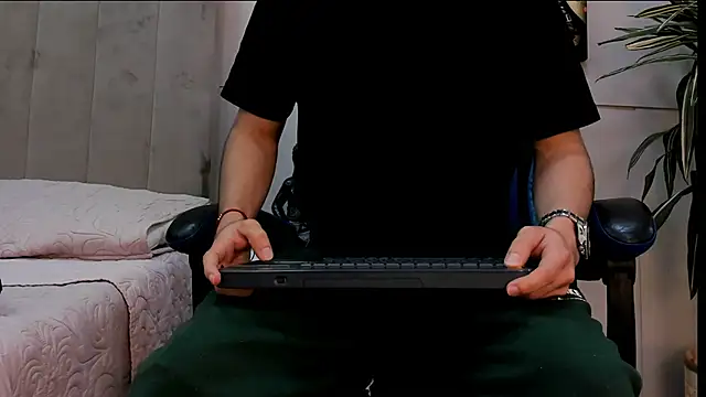 Snapshot of roan_birkin chatting on June 4, 8:13 pm roan birkin online show from June 4, 8:13 pm
