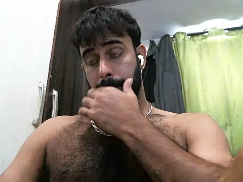 Snapshot of indianhairybull chatting on September 29, 5:25 am indianhairybull online show from September 29, 5:25 am