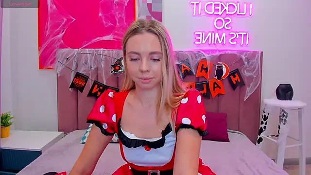 TessaAdorable online show from October 27, 1:17 am