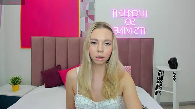 Snapshot of TessaAdorable chatting on October 6, 8:37 am TessaAdorable online show from October 6, 8:37 am
