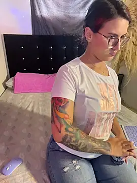 Snapshot of Emma_Giraldo chatting on June 21, 8:14 pm Emma Giraldo online show from June 21, 8:14 pm
