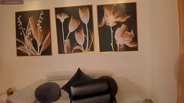 Snapshot of IsabellaKroft chatting on February 25, 6:44 pm IsabellaKroft online show from February 25, 6:44 pm