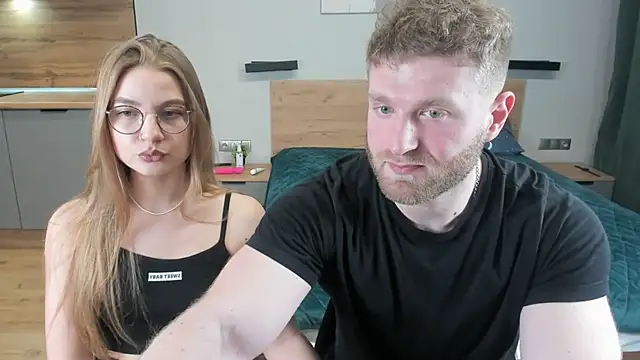 Enjoy everymoment  online show from February 5, 7:10 pm