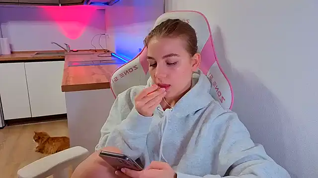 Enjoy everymoment  online show from March 23, 7:03 pm