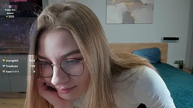 Enjoy everymoment  online show from March 11, 12:00 am