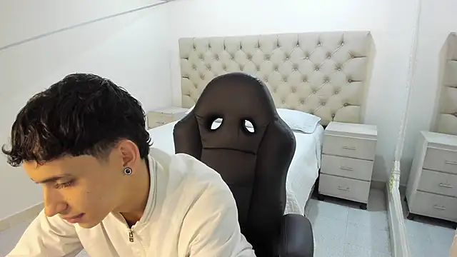 JhoanLeandro online show from November 13, 4:49 am