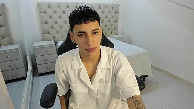 JhoanLeandro online show from December 2, 4:25 am