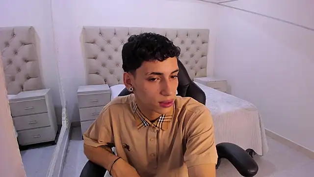 JhoanLeandro online show from December 4, 4:44 am