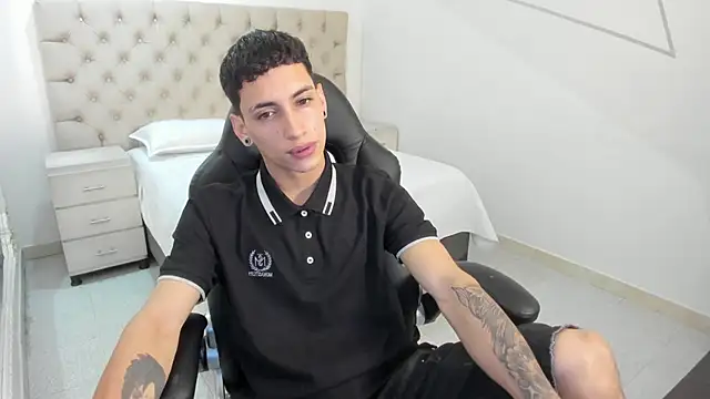 JhoanLeandro online show from October 2, 4:49 am
