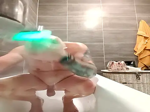 Snapshot of bouraktom6 chatting on October 16, 5:21 pm bouraktom6 online show from October 16, 5:21 pm