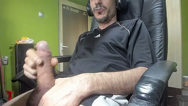 BigCumShoot online show from April 15, 5:02 am