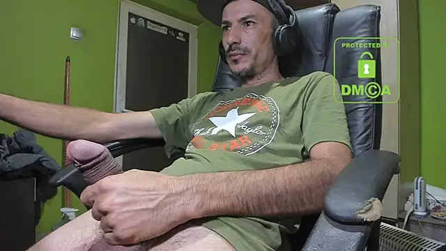 Snapshot of BigCumShoot chatting on October 11, 4:13 am BigCumShoot online show from October 11, 4:13 am