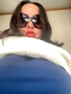 Snapshot of laarti chatting on October 5, 11:23 am laarti online show from October 5, 11:23 am