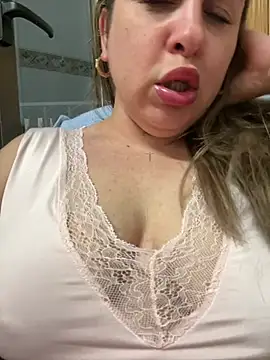 Snapshot of laarti chatting on June 24, 1:04 am laarti online show from June 24, 1:04 am