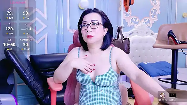 Snapshot of LucianaMe chatting on June 4, 3:00 am LucianaMe online show from June 4, 3:00 am