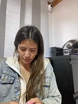 Snapshot of Andrea18_blonde chatting on March 14, 12:29 pm Andrea18 blonde online show from March 14, 12:29 pm