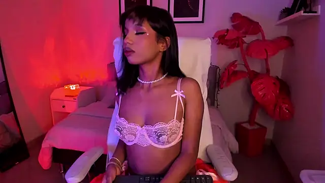 Gigi Strawberry online show from February 15, 4:46 am