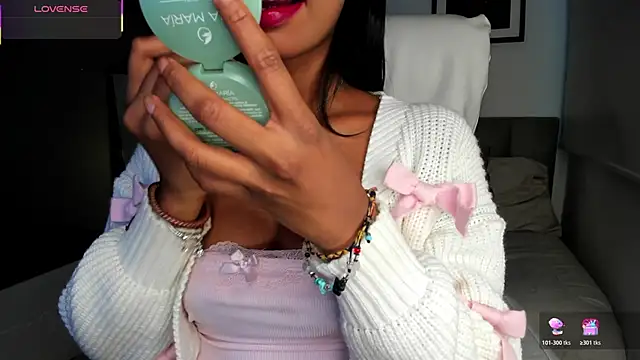 Snapshot of Gigi_Strawberry chatting on November 7, 6:29 am Gigi Strawberry online show from November 7, 6:29 am