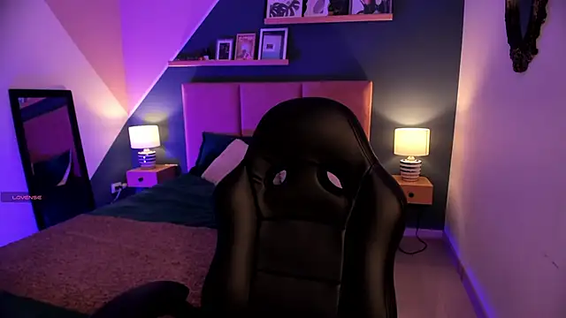 Gigi Strawberry online show from December 19, 1:31 am