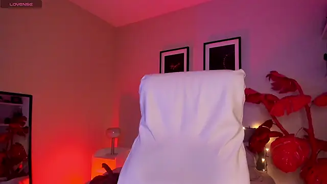 Gigi Strawberry online show from February 5, 5:36 am