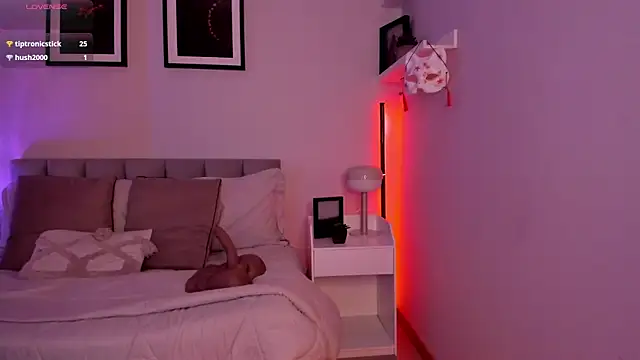 Gigi Strawberry online show from May 8, 6:39 am