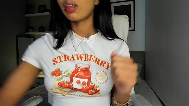Snapshot of Gigi_Strawberry chatting on October 15, 4:55 am Gigi Strawberry online show from October 15, 4:55 am