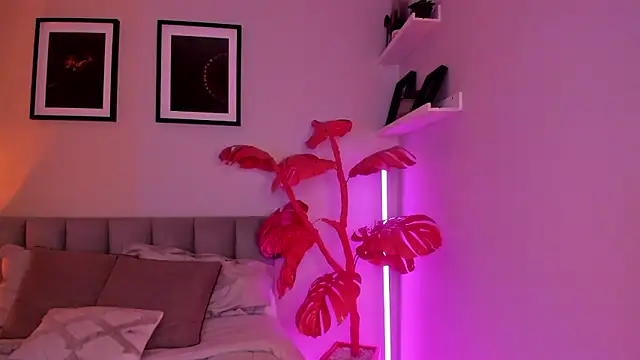 Gigi Strawberry online show from March 28, 6:14 am