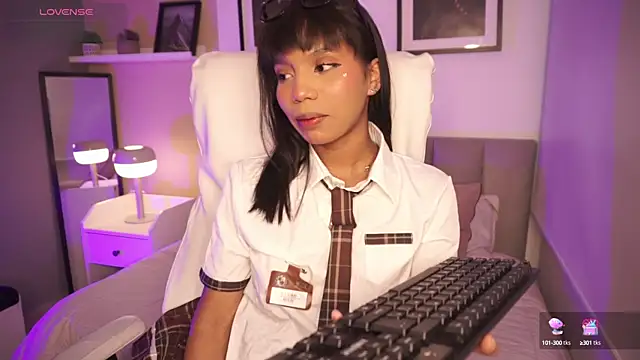 Snapshot of Gigi_Strawberry chatting on October 17, 5:11 am Gigi Strawberry online show from October 17, 5:11 am