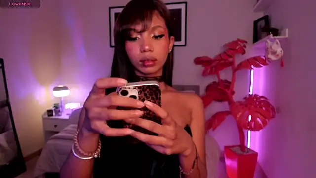 Gigi Strawberry online show from May 15, 6:33 am