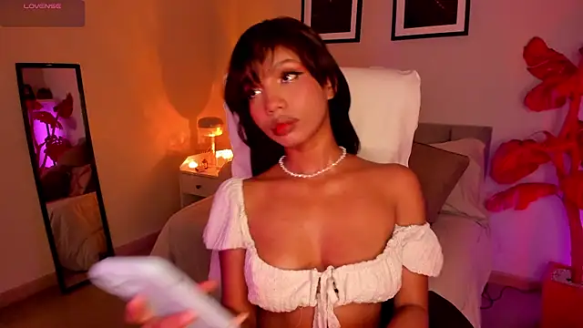 Gigi Strawberry online show from April 1, 6:26 am