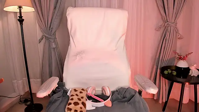 Snapshot of Gigi_Strawberry chatting on November 6, 5:55 am Gigi Strawberry online show from November 6, 5:55 am