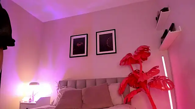 Gigi Strawberry online show from March 25, 5:07 am