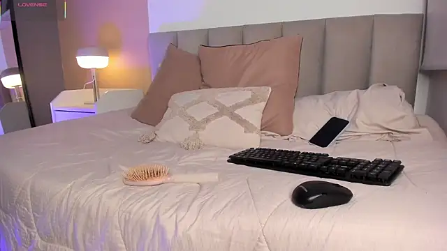 Snapshot of Gigi_Strawberry chatting on November 27, 2:45 am Gigi Strawberry online show from November 27, 2:45 am