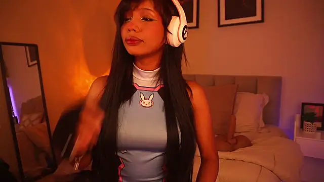 Gigi Strawberry online show from April 19, 5:41 am