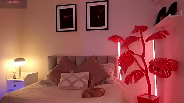Gigi Strawberry online show from March 22, 6:04 am